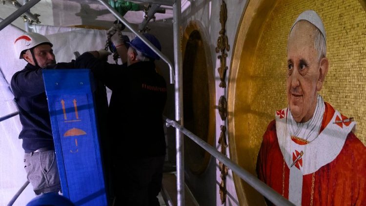 Mozaika Leona XIV została umieszczona obok portretu papieża Franciszka