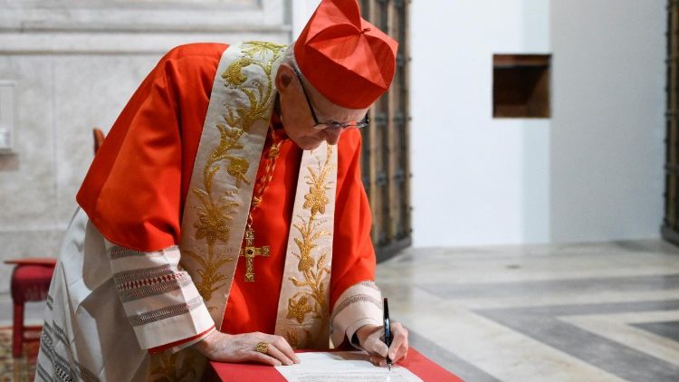 Il cardinale Harvey durante il rito di muratura della Porta Santa di San Paolo fuori le Mura