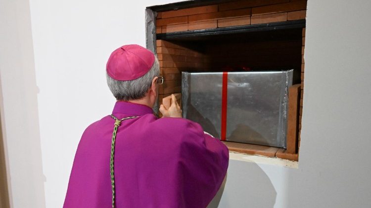 Ibada ya kufungia zana za Mlango Mtakatifu ukutani