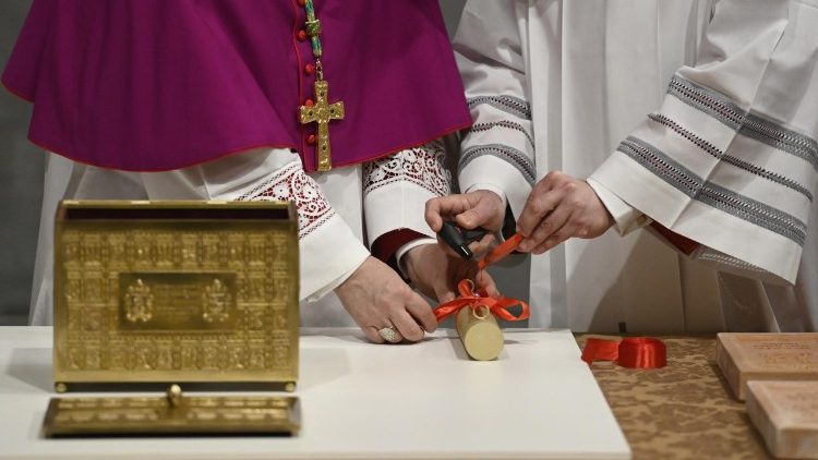 Archbishop Ravelli seals the parchment with wax