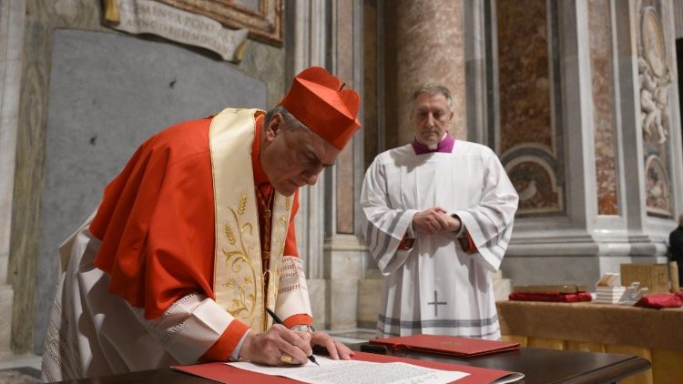 Cardinal Gambetti signs the parchment to be placed in the capsa