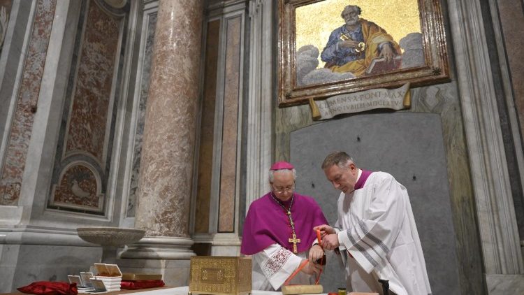 Prepara&ccedil;&atilde;o da c&aacute;psula de bronze que ser&aacute; posteriormente embutida na parede.  