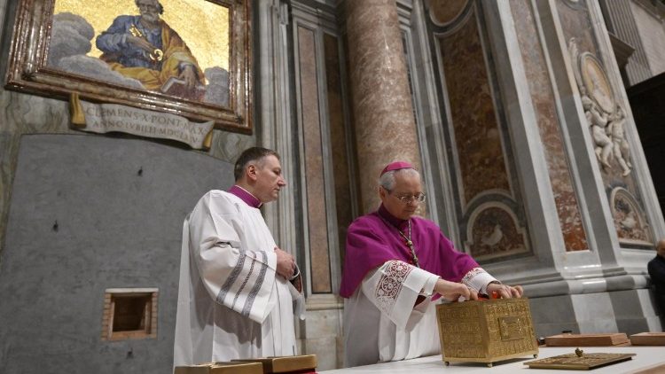 Preparazione della capsa di bronzo che verr&agrave; poi murata. 