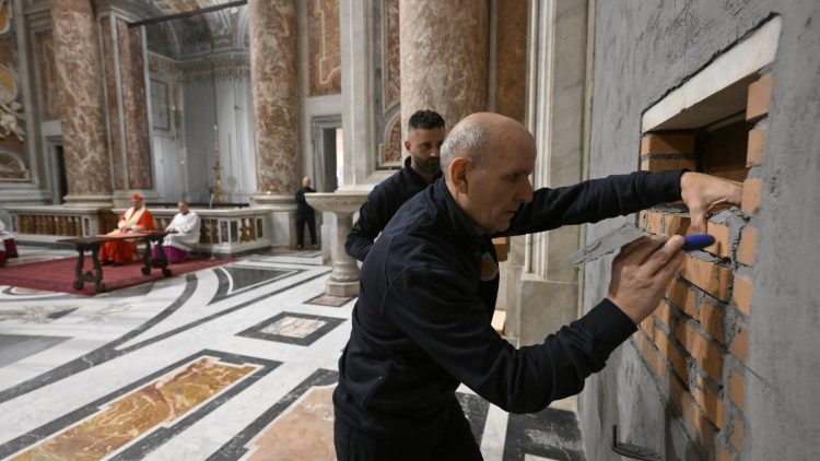 Užmūrijimo apeigos Vatikano bazilikoje