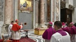 Questa sera, 16 gennaio, il cardinale arciprete Mauro Gambetti ha presieduto il rito della muratura della Porta Santa della Basilica vaticana. 