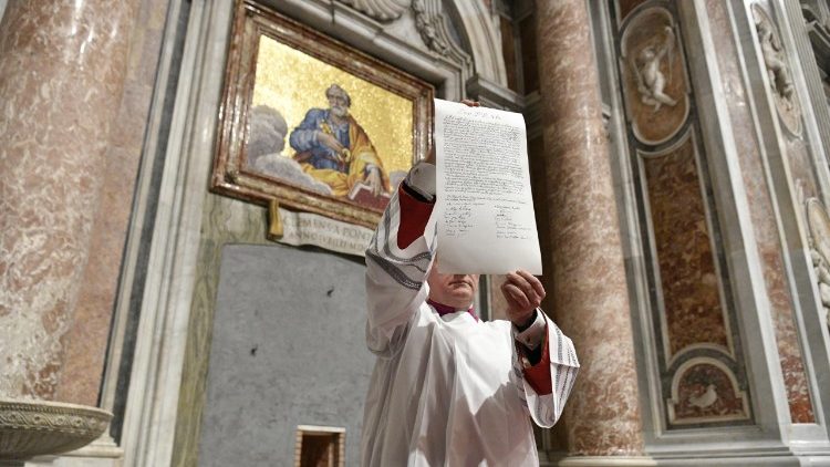 La pergamena che attesta l'apertura e la chiusura della Porta Santa.