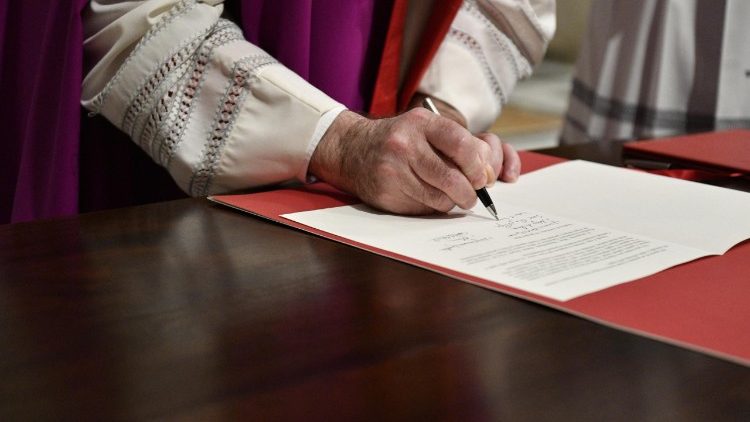 A assinatura do pergaminho.