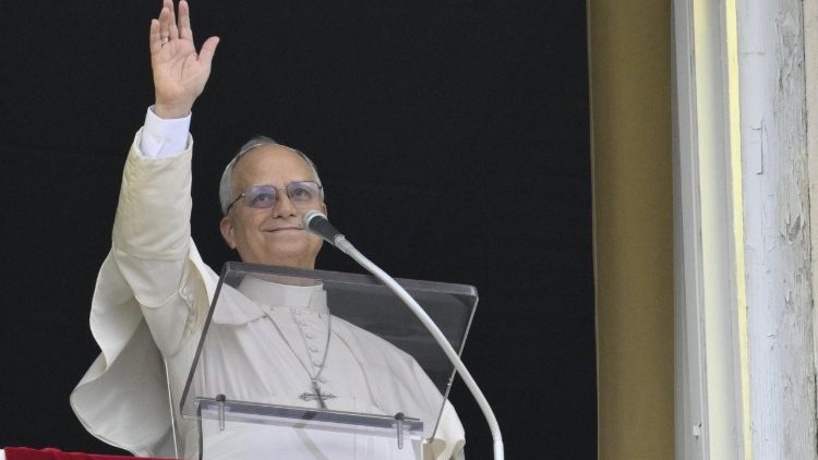 Papa pozdravlja okupljene vjernike