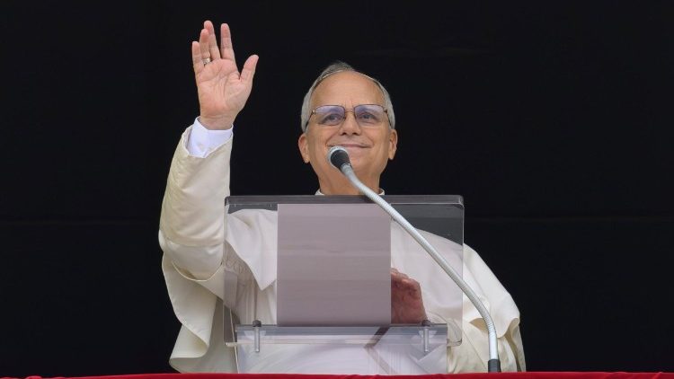 Pápež XIV. počas modlitby Anjel Pána