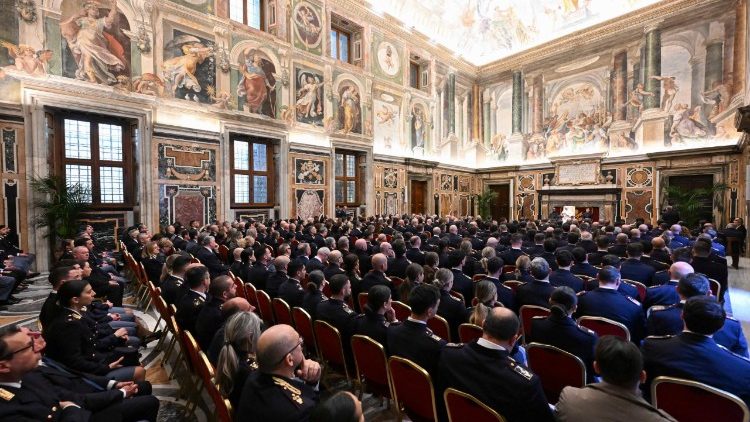 البابا لاوُن الرابع عشر يستقبل مسؤولي وعناصر قسم الشرطة الإيطالية المولج بحفظ الأمن في الفاتيكان