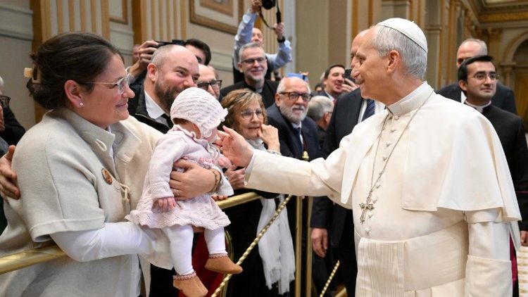 Papież Leon XIV podczas spotkania 19 stycznia 2026 roku pozdrawiał rodziny uczestniczące w Drodze Neokatechumenalnej