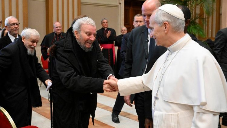  Kiko y el padre Mario Pezzi con Le&oacute;n XIV