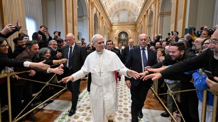 Lev XIV. počas stretnutia s predstaviteľmi Neokatechumenátnej cesty