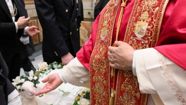 Lev XIV. při kr&aacute;tk&eacute;m obřadu požehn&aacute;n&iacute; ber&aacute;nků před zah&aacute;jen&iacute;m agener&aacute;ln&iacute; udience