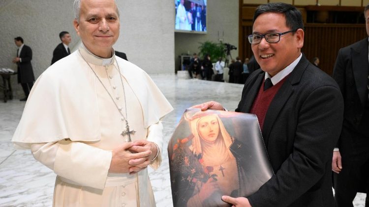 El Papa con el cineasta peruano Luis Enrique Cam (@Vatican Media)