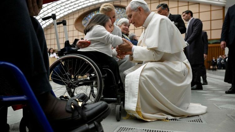 Papa pozdravlja okupljene vjernike