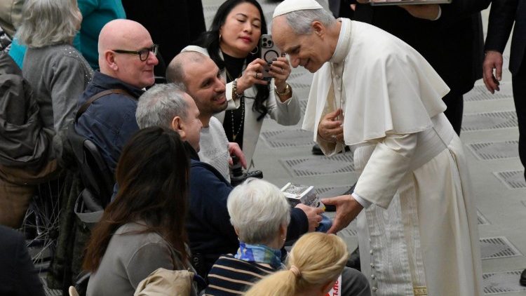 Papa pozdravlja okupljene vjernike nakon opće audijencije