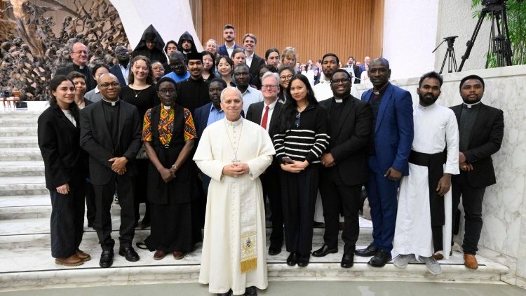 El Papa con estudiantes del Instituto Ecuménico de Bossey (@VaticanMedia)