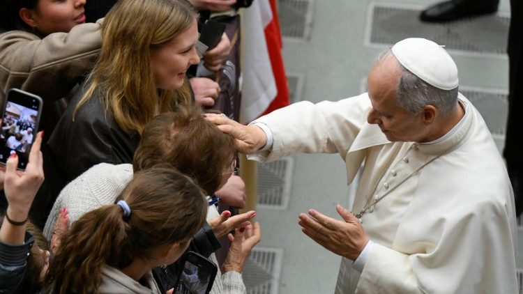 Papa Leone saluta i fedeli in Aula Paolo VI dopo l'Udienza Generale