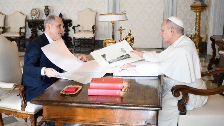 Notarstefano entrega regalos al Papa Le&oacute;n XIV