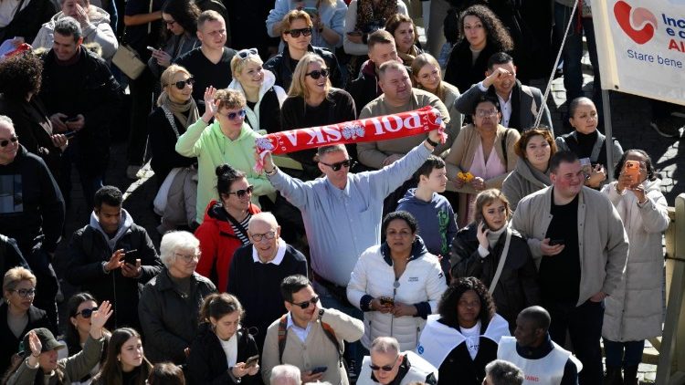 Паломники на площади Святого Петра (25 января 2026 г.)