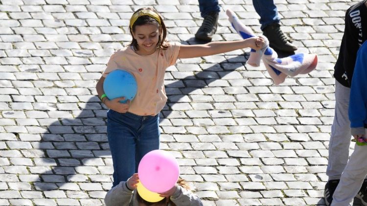 Una chica en la Plaza de San Pedro