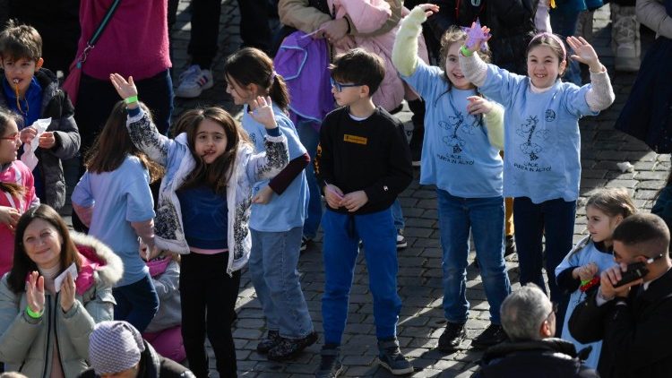 La Plaza  de San Pedro llena de chicos: los de Acci&oacute;n Cat&oacute;lica y quincea&ntilde;eras de Panam&aacute;