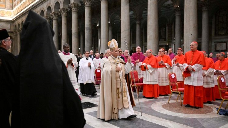 Lev XIV. přichází na modlitbu druhých nešpor ze slavnosti Obrácení sv. Pavla, Bazilika sv. Pavla za hradbami 25. ledna 2026