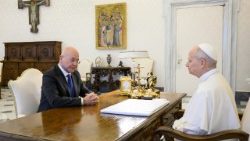 Le Pape Léon XIV et Barham Saleh, Haut Commissaire des Nations unies pour les réfugiés.