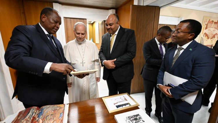 संत पापा लियो और तंजानिया के विदेश मंत्री महमूद थाबित कोम्बो एवं अन्य अधिकारी