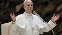 O Papa Leão XIV iniciando a Audiência Geral desta quarta-feira