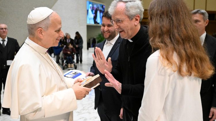  El Papa escucha a los traductores en lengua de se&ntilde;as en espa&ntilde;ol