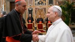 Papa Leone XIV con il prefetto del Dicastero per la Dottrina della Fede, il cardinale Fernández