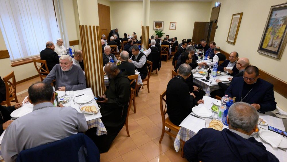 Папа на абедзе з перуанскімі біскупамі 