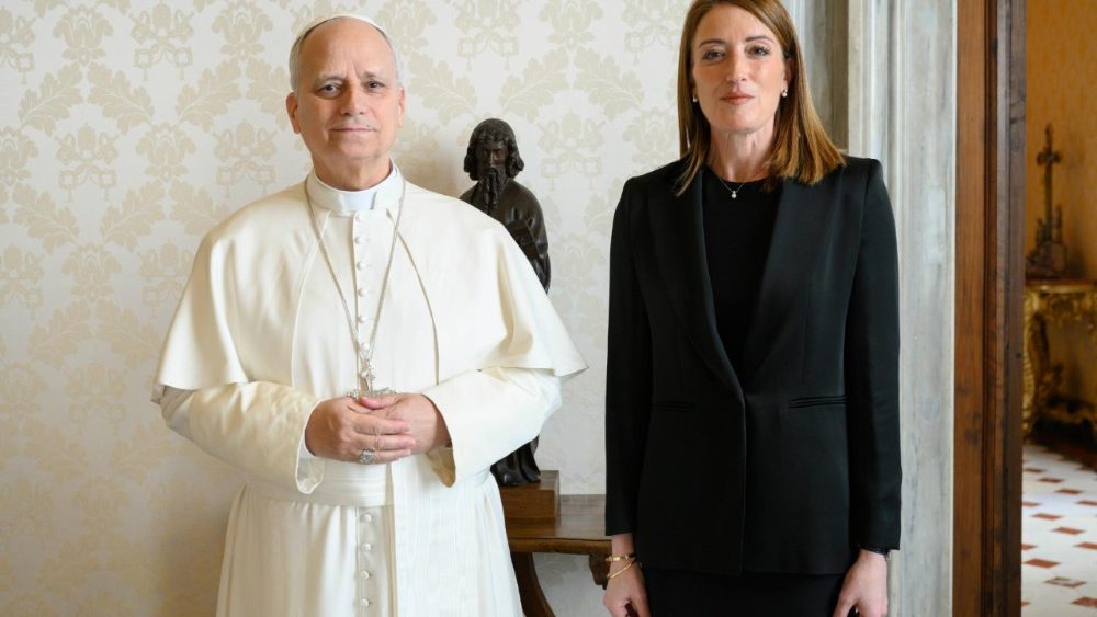 Le Pape a reçu la présidente du Parlement européen, Roberta Metsola, en audience privée dans la bibliothèque du Palais apostolique, le 29 janvier 2026.