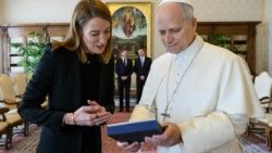 La presidente del Parlamento Europeo, Roberta Metsola, in udienza dal Papa