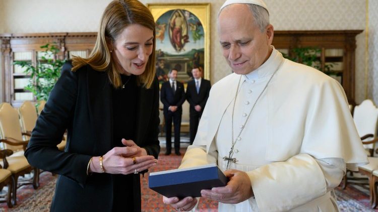 La presidente del Parlamento Europeo, Roberta Metsola, in udienza dal Papa