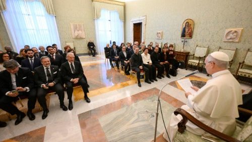 Sveti oče: Oblikovati naslednjo generacijo molilcev za potrebe vsega sveta