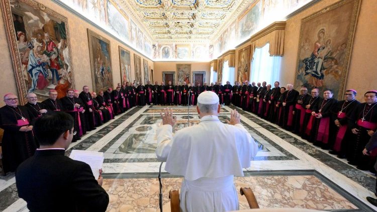 O Papa reunido com os bispos do Peru, no Vaticano