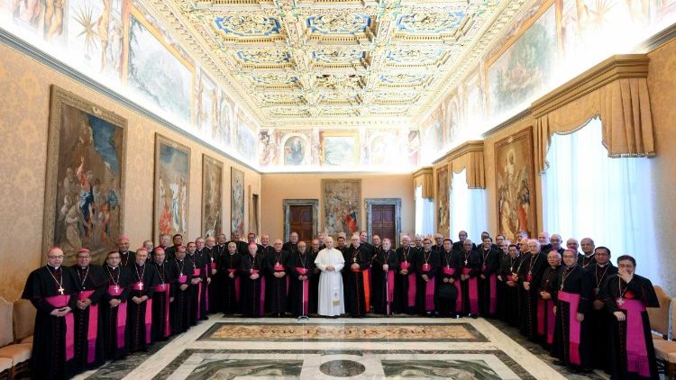 La foto di gruppo con l'episcopato peruviano