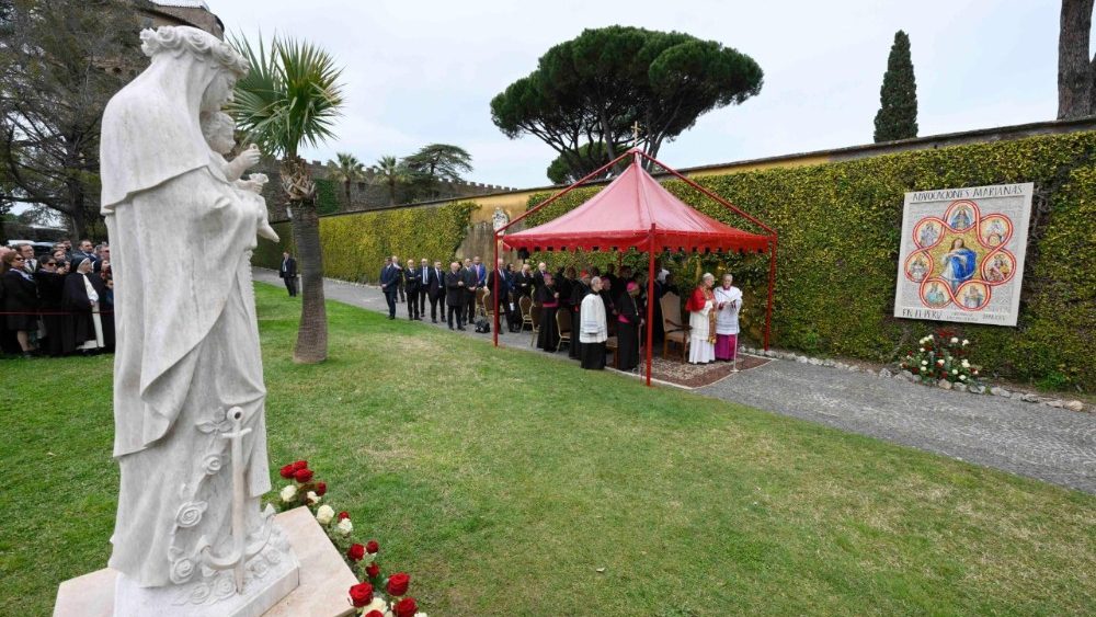 Падчас цырымоніі адкрыцця мазаікі Маці Божай і статуі святой Ружы Лімскай у Ватыкане