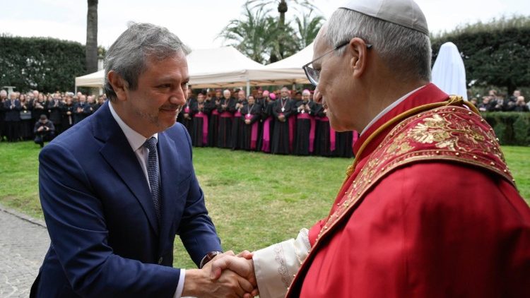 Peru&aacute;nsk&yacute; velvyslanec při Svat&eacute;m stolci Luis Chuquihuara zdrav&iacute; papeže Lva XIV.