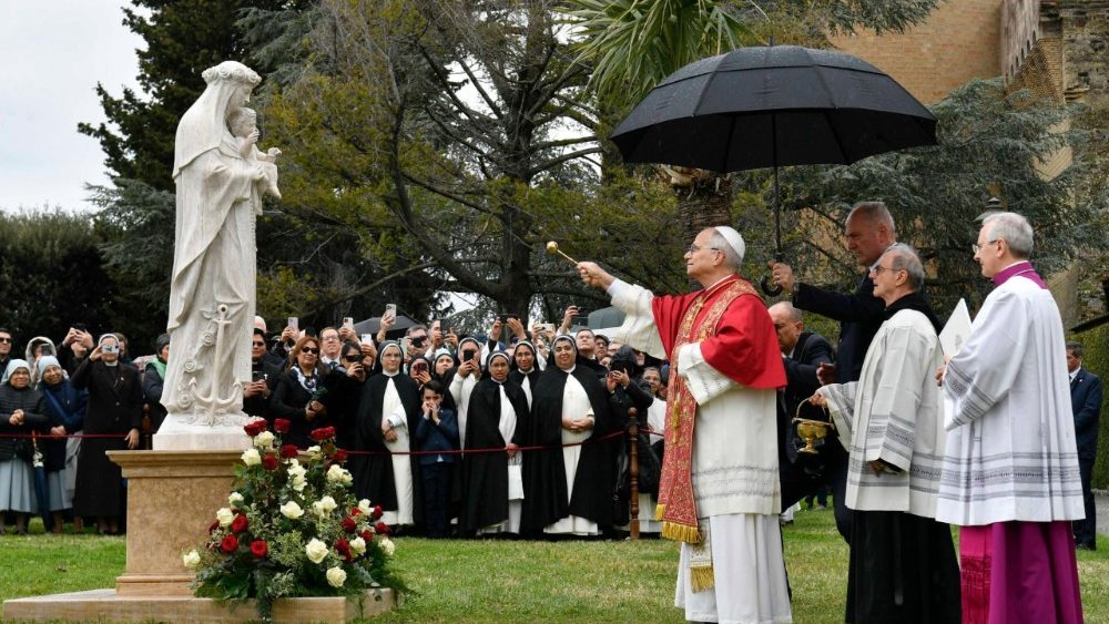 Leon al XIV-lea la binecuvântarea unui mozaic al Fecioarei Maria și a unei statui a sfintei Roza de Lima