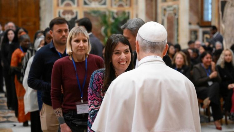 Il Papa saluta i giovani politici partecipanti al convegno