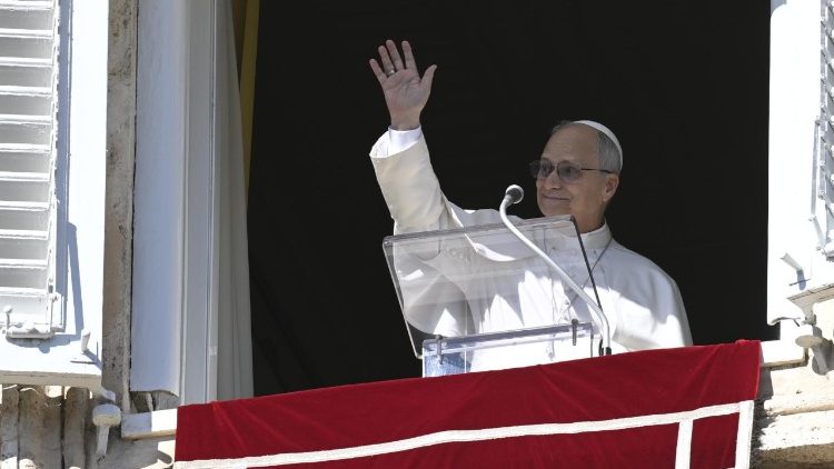 Papa sa&uacute;da os fi&eacute;is na Pra&ccedil;a S&atilde;o Pedro