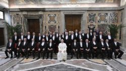 Papežští džentlmeni, komorníci a sediáři při zvláštním setkání s papežem Lvem XIV. v neděli 1. února 2026