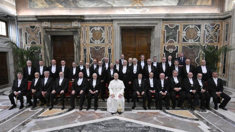 Papežští džentlmeni, komorníci a sediáři při zvláštním setkání s papežem Lvem XIV. v neděli 1. února 2026