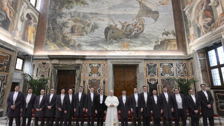 El Papa con los Gentilhombres de Su Santidad, encargados de la antec&aacute;mara y los sediarios pontificios