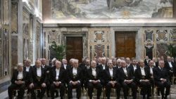 Hii ni huduma inayoweza kuwekwa kwa muhtasari katika maneno makuu matatu: Uwepo, Ukarimu na Kusalimia mambo muhimu sana yanayomwezesha Khalifa wa Mtakatifu Petro kukutana na kusalimiana na makundi mbalimbali. 