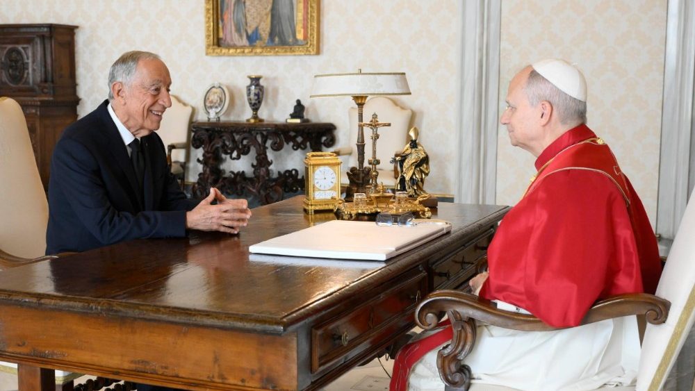 Le Pape Léon XIV avec le président de la République portugaise, Marcelo Rebelo de Sousa, lundi 2 février 2026.